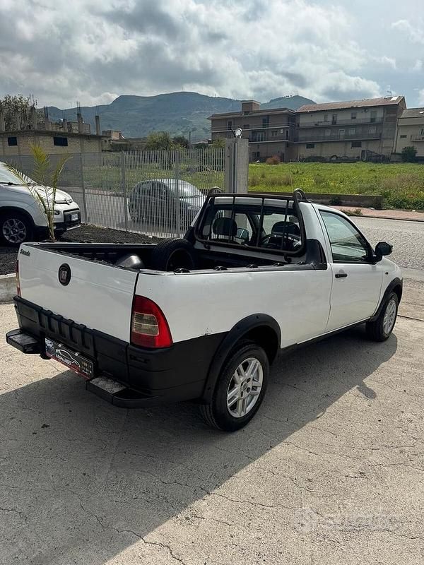 Usata Fiat Strada 84 CV (61 kW) 2010 Bianco Pick-up