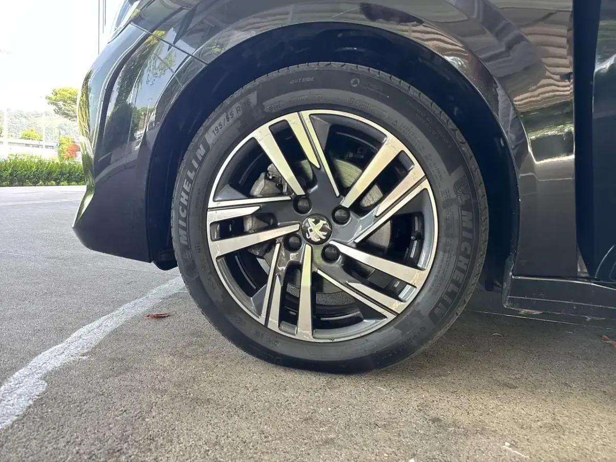 Usata Peugeot 208 Allure 101 CV (74 kW) 2023 Nero Utilitaria