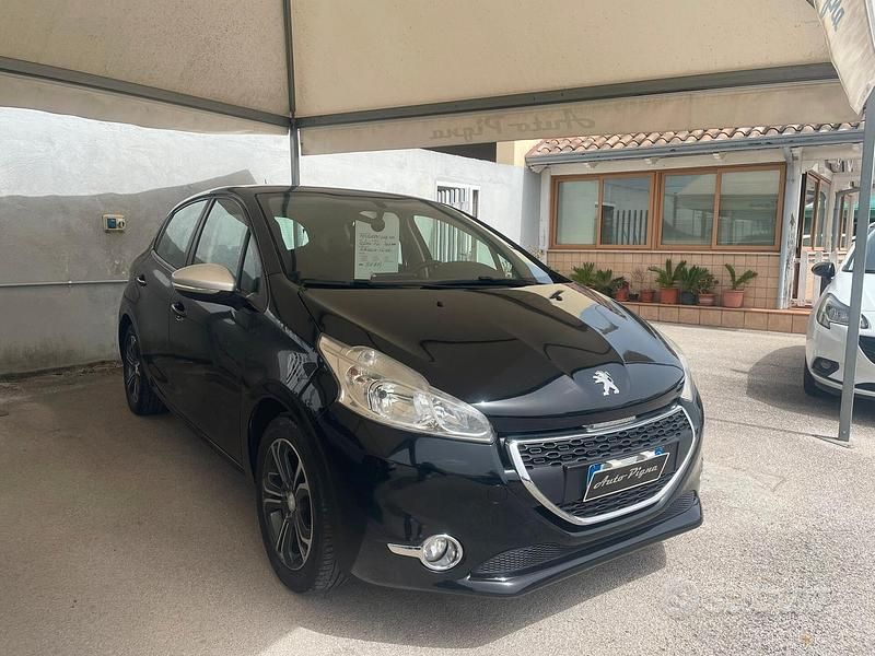 Usata Peugeot 208 Allure 68 CV (50 kW) 2014 Nero Utilitaria