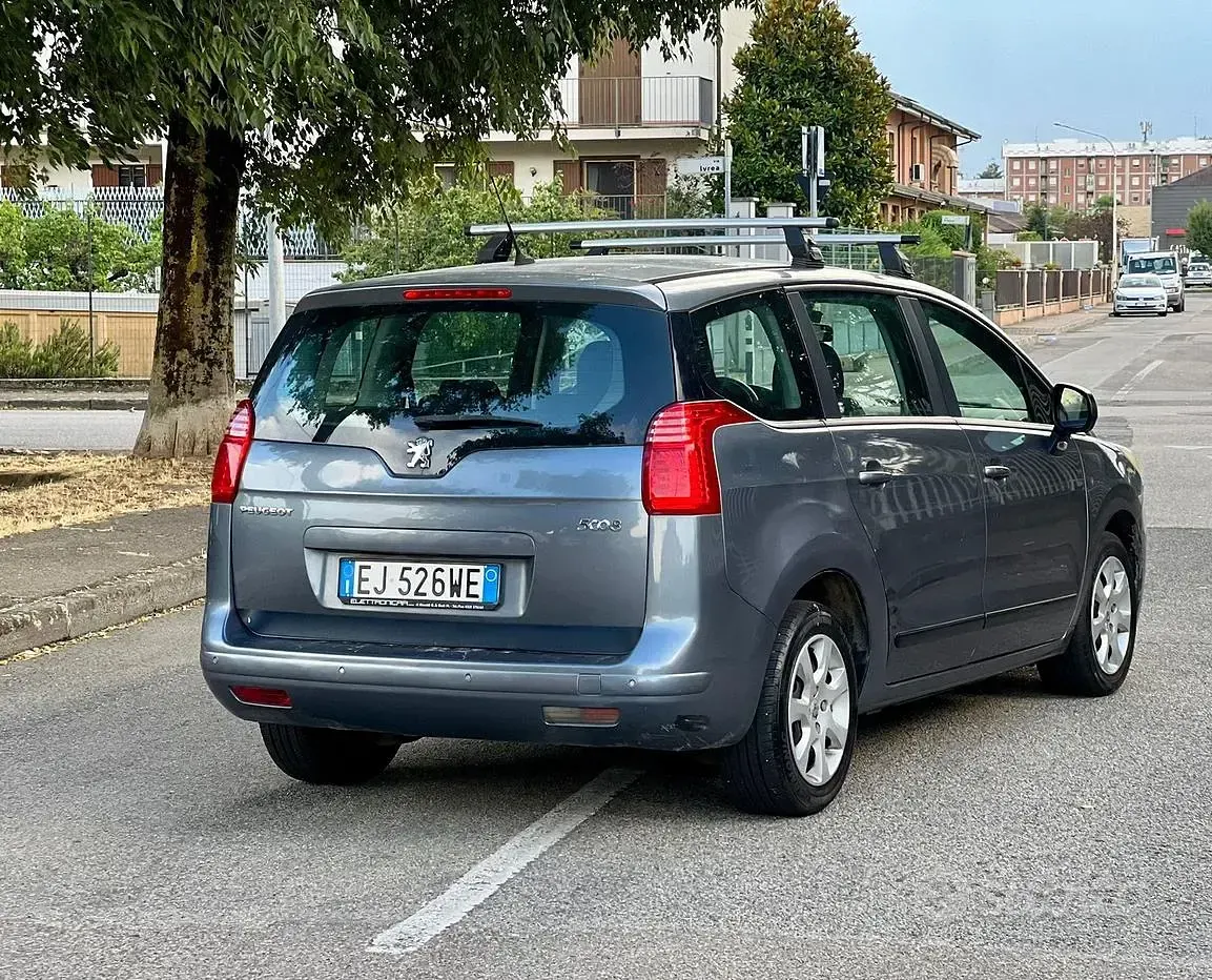 Usata Peugeot 5008 112 CV (82 kW) 2011 Bluazzurro Monovolume
