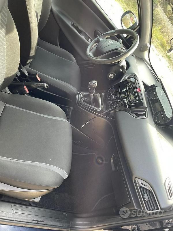 Usata Lancia Ypsilon 69 CV (50 kW) 2017 Blu Utilitaria