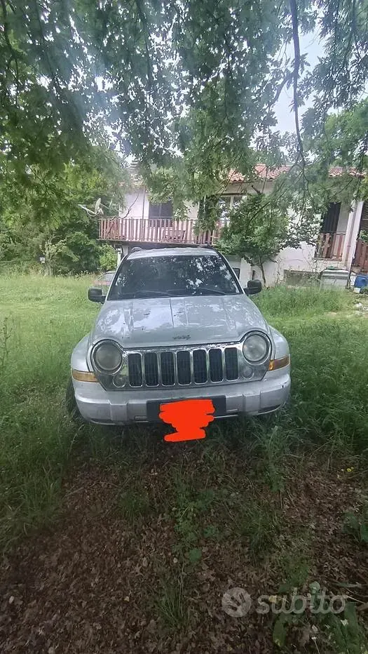Usata Jeep Cherokee 177 CV (130 kW) 2008 Grigio SUV