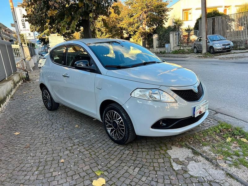 Usata Lancia Ypsilon Gold 69 CV (50 kW) 2020 Grigio Utilitaria