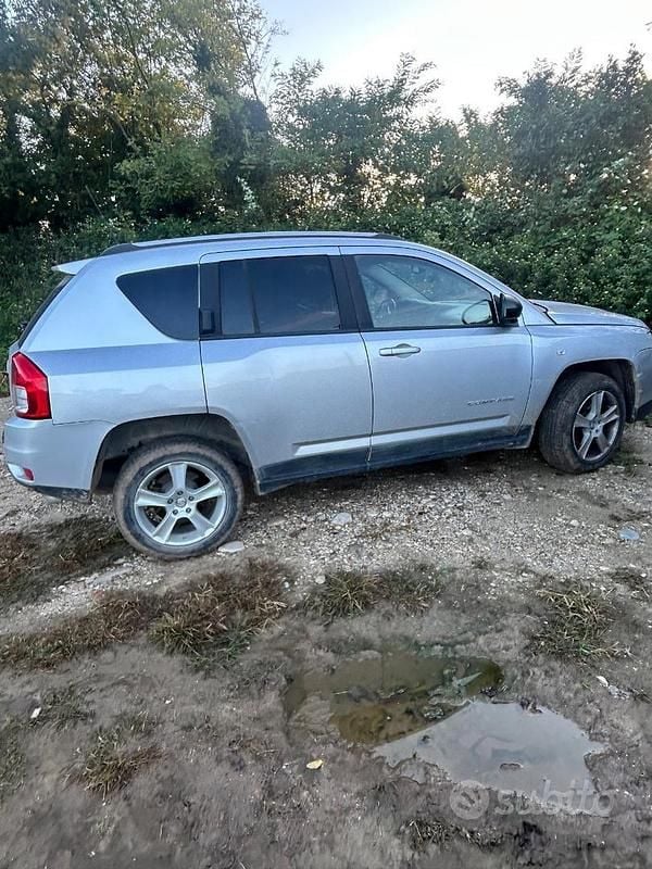 Grigio Usata 2011 Jeep Compass Sport SUV | 5000 € (Buon prezzo) - Immagine 1/3