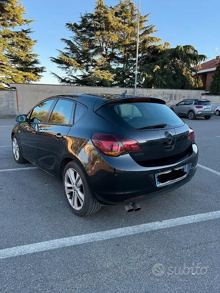 Usata Opel Astra 110 CV (80 kW) 2010 Nero Berlina