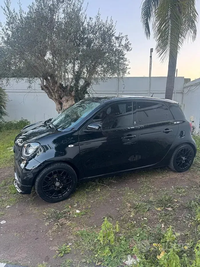 Usado Smart ForFour Brabus 109 CV (80 kW) 2017 Negro Utilitario