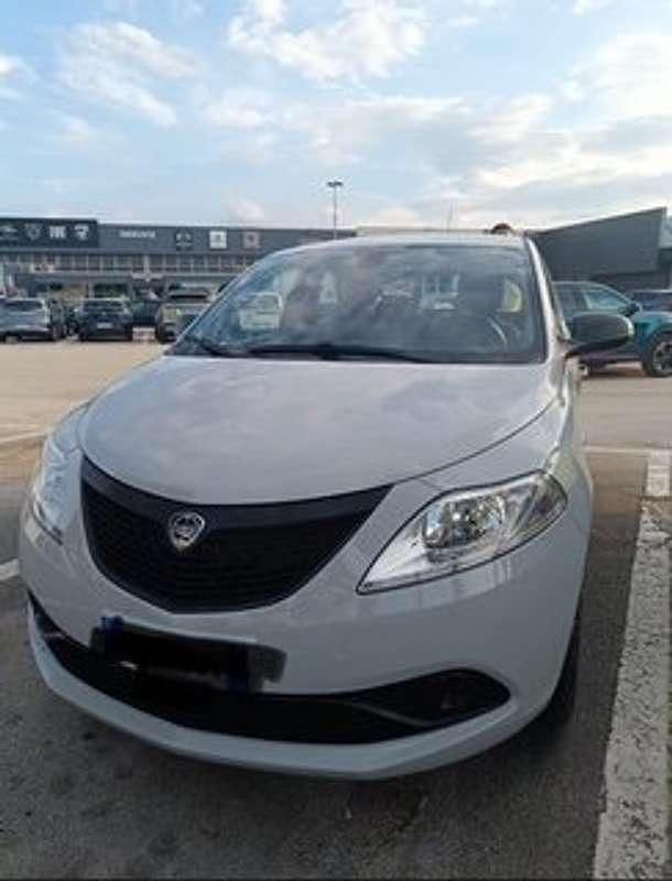 Usata Lancia Ypsilon S 69 CV (50 kW) 2017 Argento Utilitaria