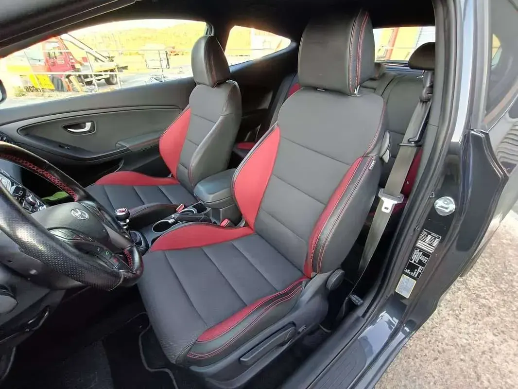 Usata Hyundai i30 Turbo 186 CV (136 kW) 2016 Marrone Berlina