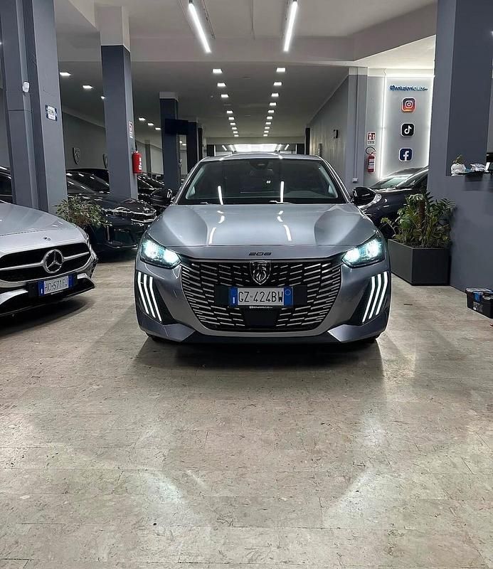 Usata Peugeot 208 Allure 101 CV (74 kW) 2025 Grigio Utilitaria