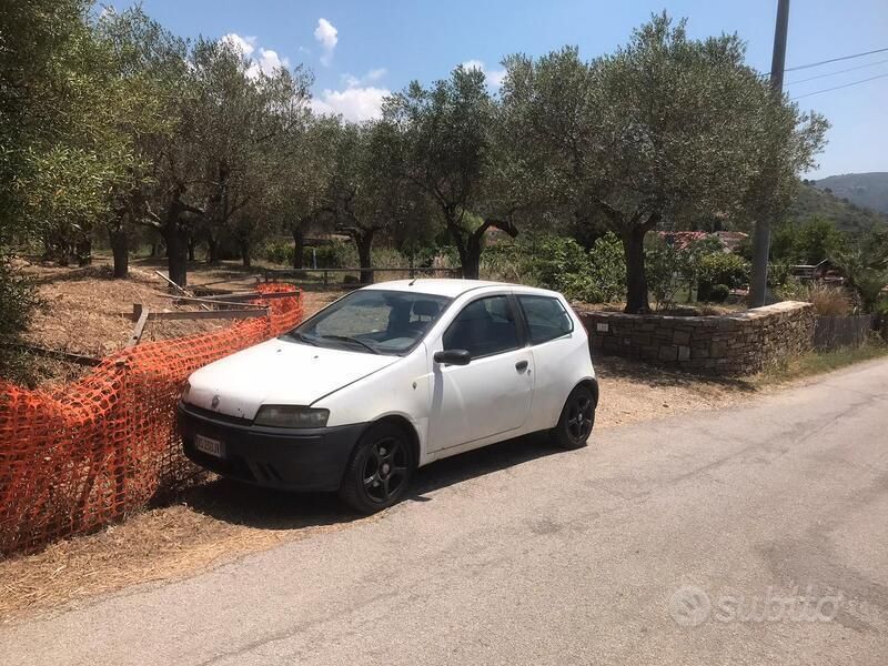 Usata Fiat Punto 80 CV (58 kW) 2001 Bianco Utilitaria