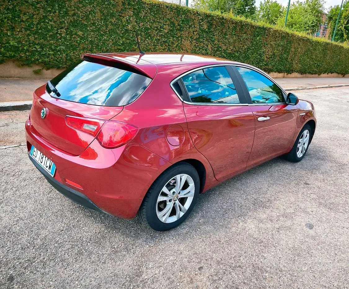 Begagnad Alfa Romeo Giulietta Distinctive 120 HK (88 kW) 2010 Röd Halvkombi