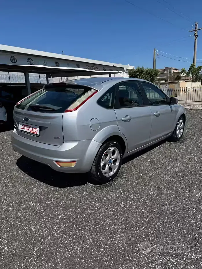 Usata Ford Focus 109 CV (80 kW) 2010 Grigio Berlina