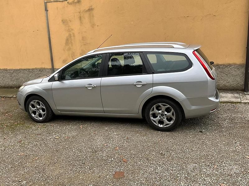 Grigio Usata 2010 Ford Focus Style Station wagon | 3600 € (Buon prezzo) - Immagine 1/4