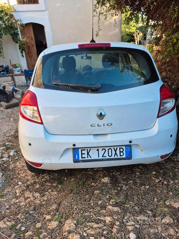 Bianco Usata 2012 Renault Clio IV Tre volumi | 3500 € (Super prezzo) - Immagine 1/3