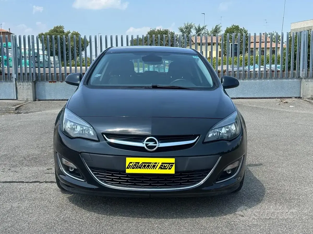 Usata Opel Astra 110 CV (80 kW) 2014 Nero Berlina
