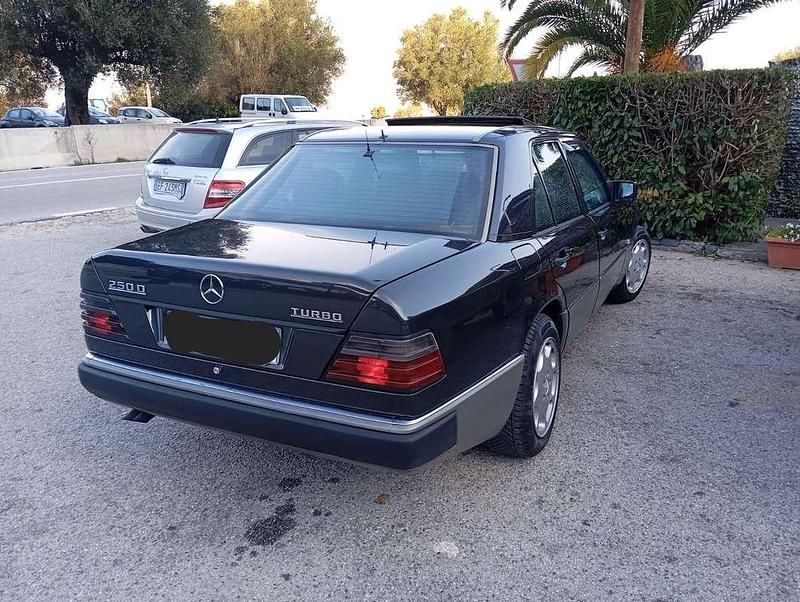 Usata Mercedes E250 136 CV (100 kW) 1990 Nero Berlina