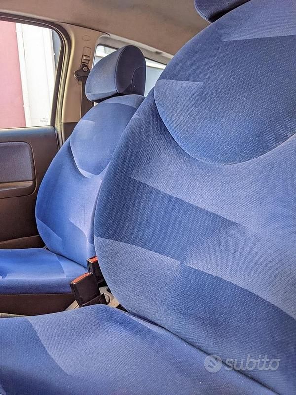 Grigio Usata 2004 Citroën C2 Elegance Due volumi | 2700 € (Buon prezzo) - Immagine 1/4