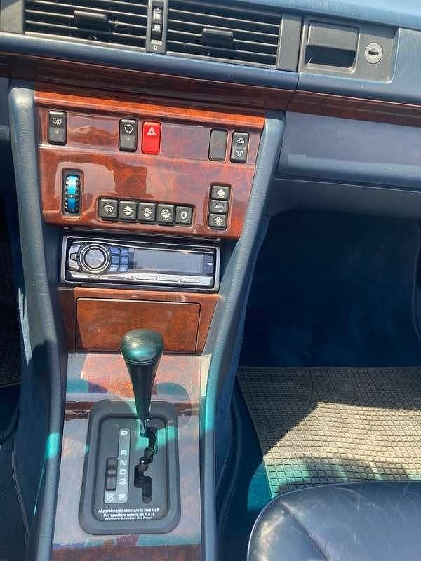 Usata Mercedes E200 136 CV (100 kW) 1994 Blu/azzurro Cabrio