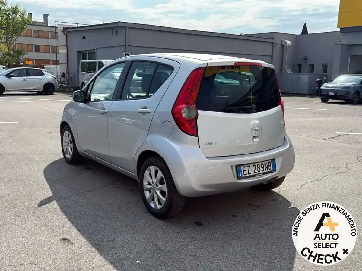 Usata Opel Agila 94 CV (69 kW) 2015 Nero Berlina