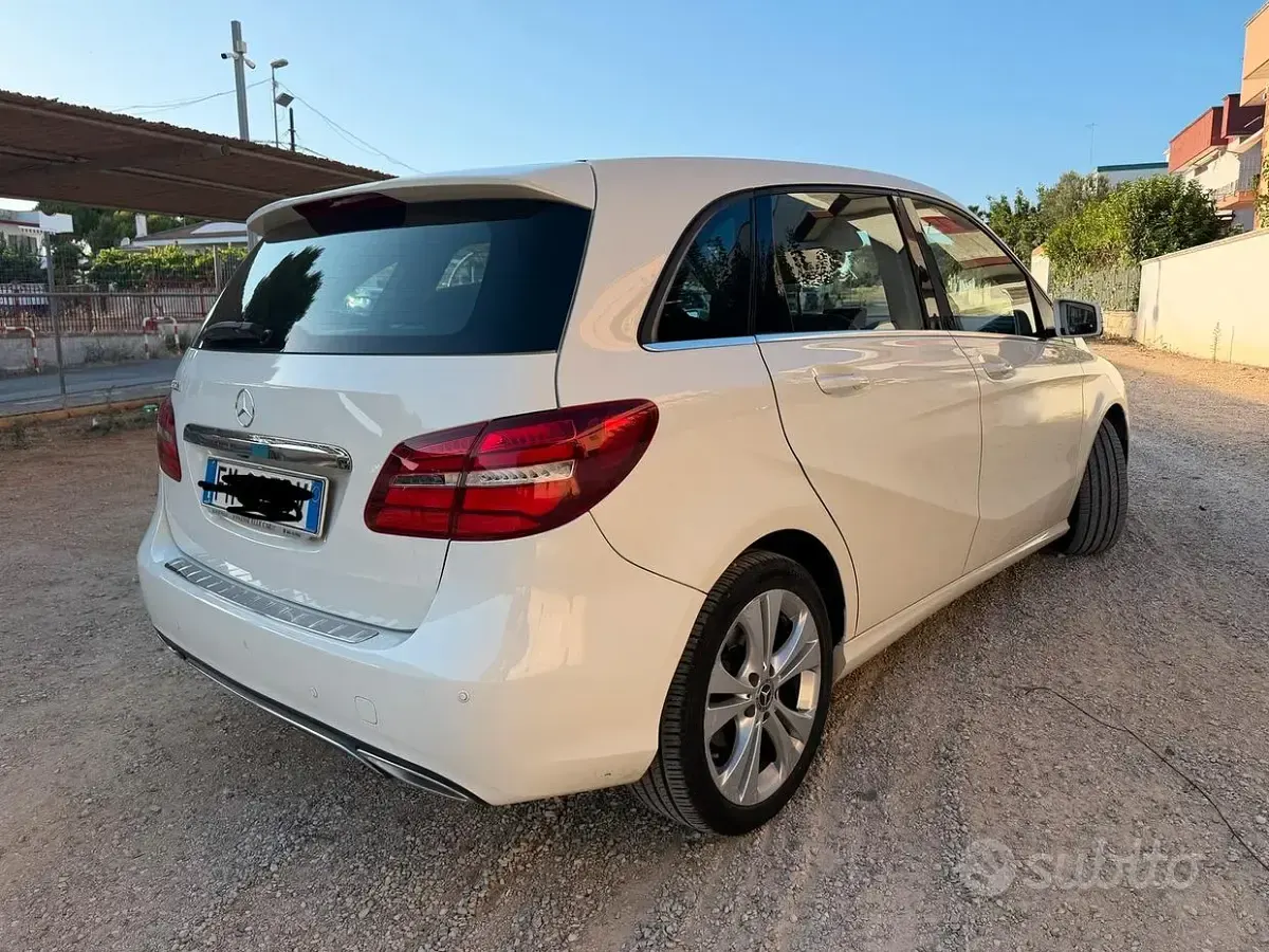 Usata Mercedes B180 109 CV (80 kW) 2017 Bianco Utilitaria