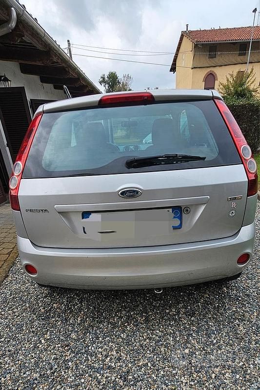 Usata Ford Fiesta 73 CV (53 kW) 2008 Grigio Utilitaria