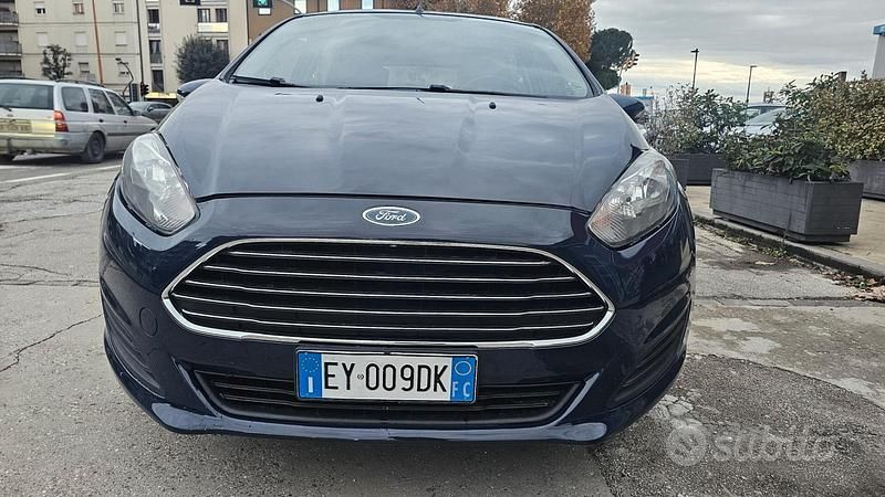Blu Usata 2015 Ford Fiesta Tre volumi | 6200 € (Buon prezzo) - Immagine 1/4