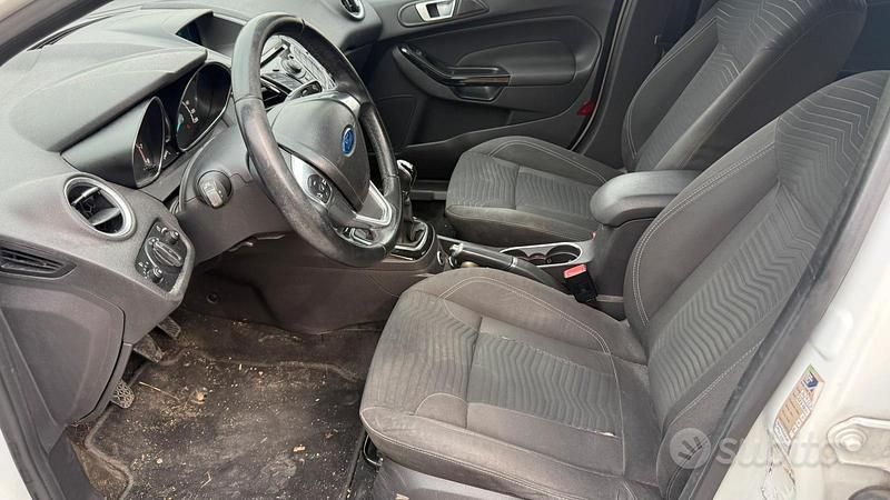 Usata Ford Fiesta Titanium 75 CV (55 kW) 2015 Bianco Berlina