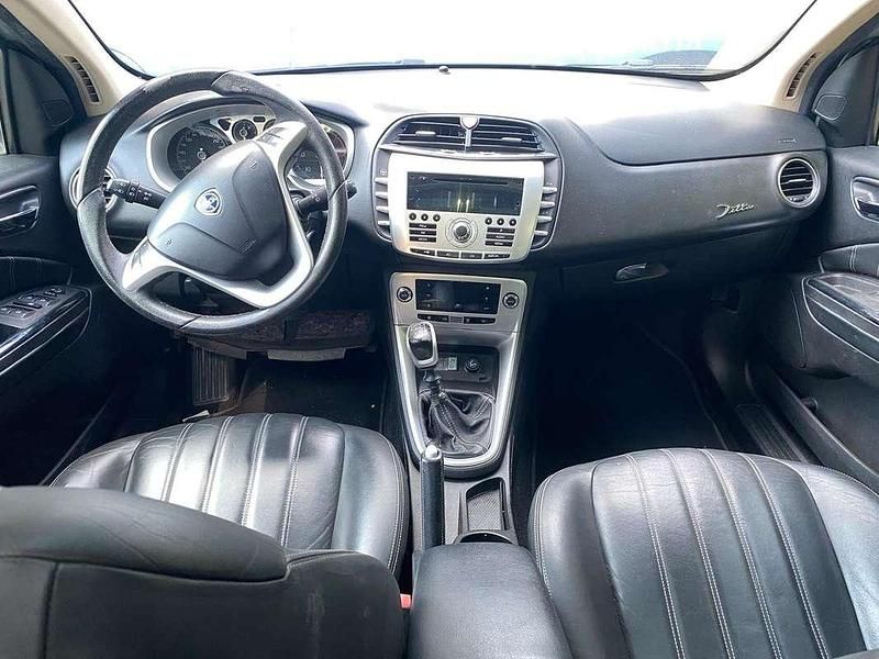 Usata Lancia Delta 165 CV (121 kW) 2011 Argento Utilitaria