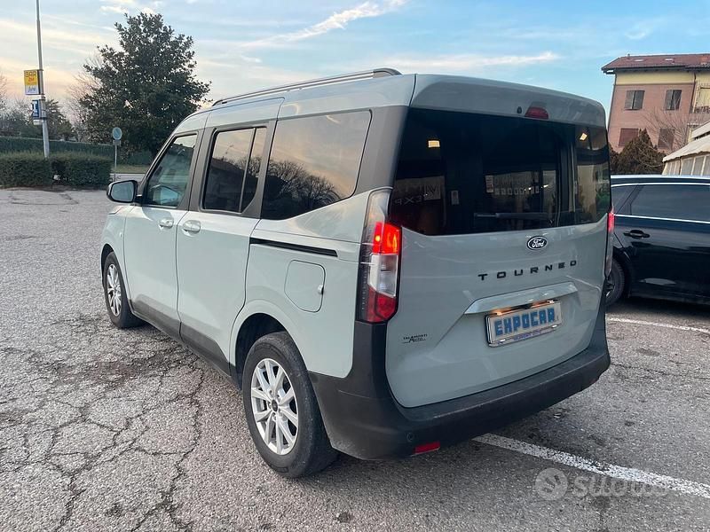 Usata Ford Tourneo Courier Titanium 125 CV (91 kW) 2024 Grigio Monovolume