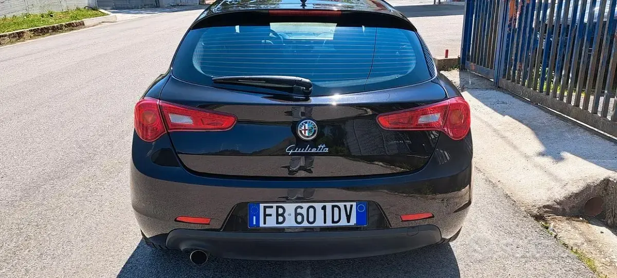 Usata Alfa Romeo Giulietta Distinctive 120 CV (88 kW) 2015 Nero Utilitaria