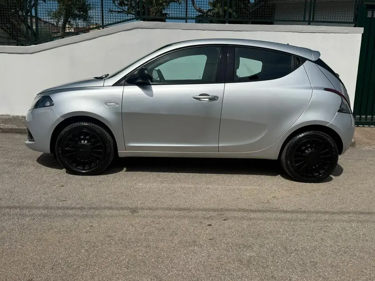 Usata Lancia Ypsilon Gold 69 CV (50 kW) 2022 Grigio Utilitaria
