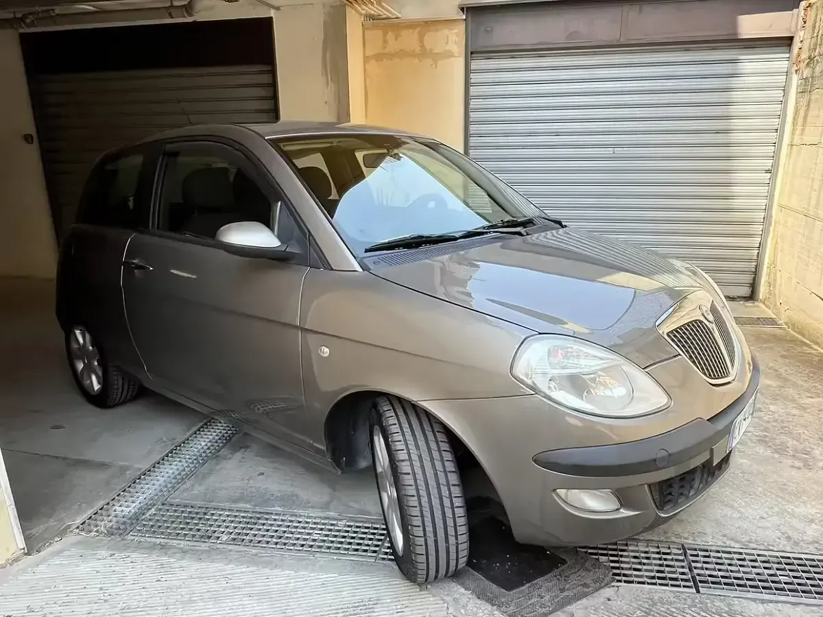 Usata Lancia Ypsilon 69 CV (50 kW) 2005 Marrone Utilitaria
