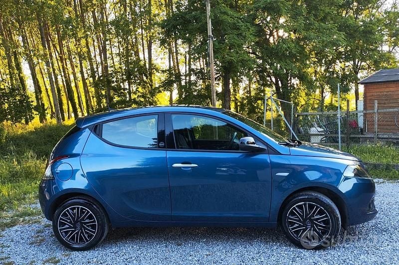 Usata Lancia Ypsilon 69 CV (50 kW) 2021 Blu Utilitaria
