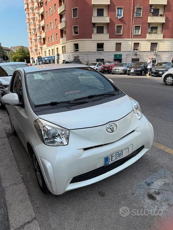 Bianco Usata 2011 Toyota iQ Due volumi | 6900 € (Buon prezzo) - Immagine 1/4