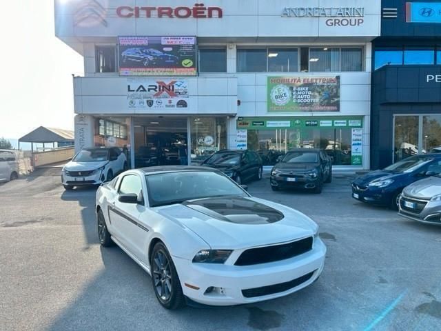 Bianco Usata 2010 Ford Mustang Coupé | 22.900 € (Buon prezzo) - Immagine 1/4