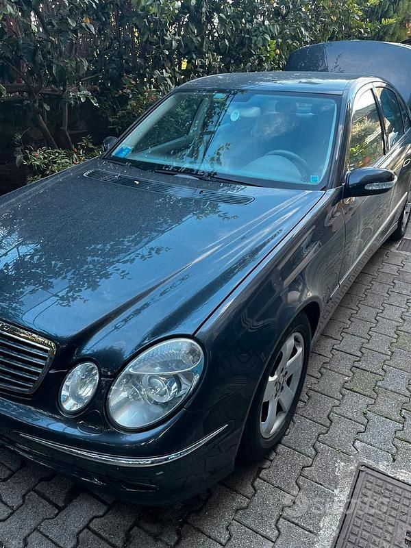 Usata Mercedes E220 150 CV (110 kW) 2005 Grigio Berlina