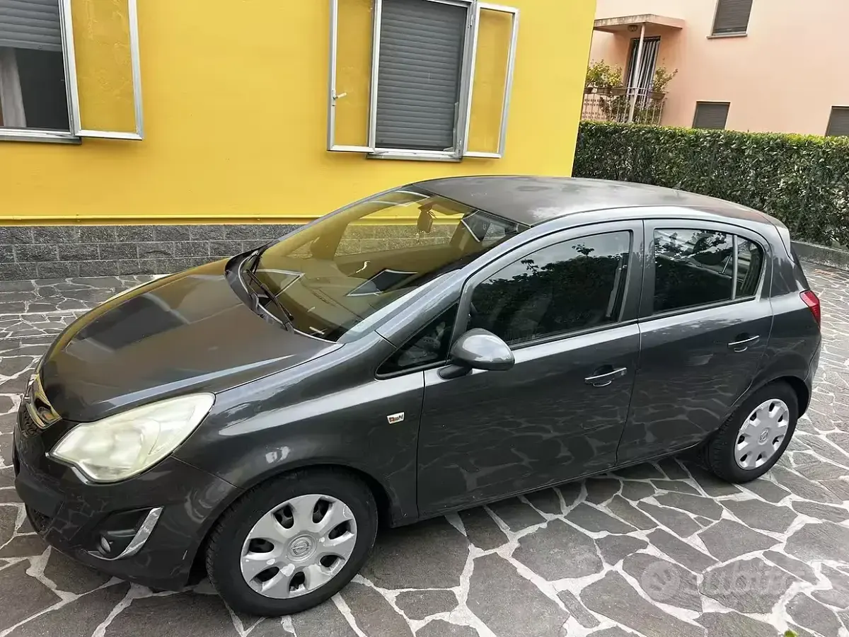 Usata Opel Corsa Edition 86 CV (63 kW) 2012 Grigio Utilitaria