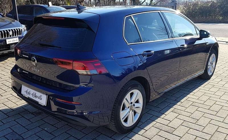 Usata VW Golf VIII Life 110 CV (80 kW) 2021 Blu/azzurro Berlina