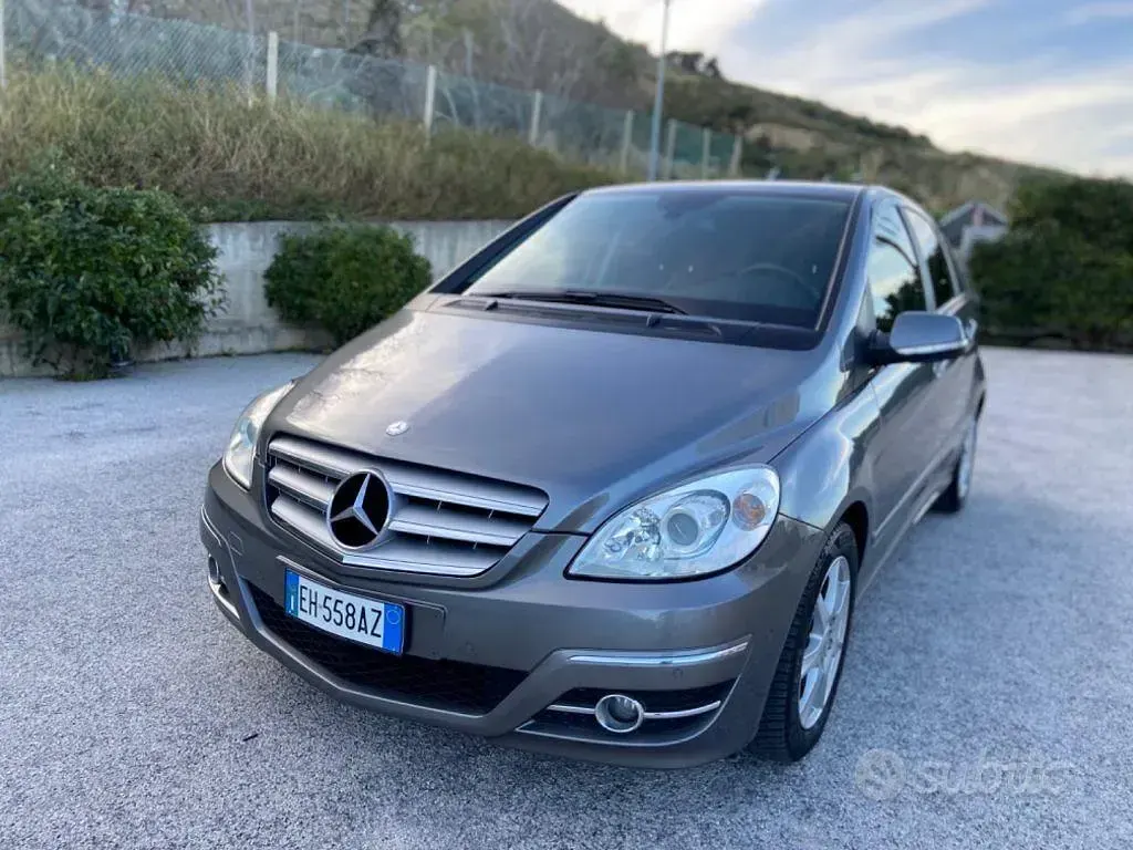 Usata Mercedes B180 Executive 109 CV (80 kW) 2011 Antracite metallizzato Utilitaria