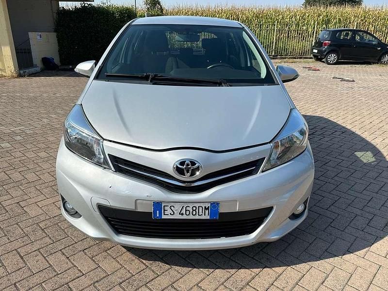 Argento Usata 2013 Toyota Yaris Lounge Tre volumi | 5190 € (Buon prezzo) - Immagine 1/4