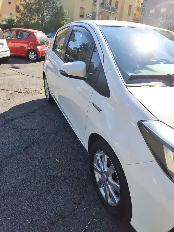 Usata Toyota Yaris Hybrid Lounge 75 CV (55 kW) 2014 Berlina