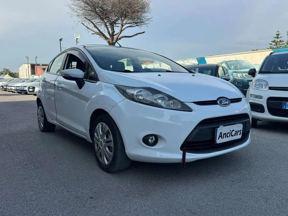 Usata Ford Fiesta 95 CV (69 kW) 2010 Bianco Berlina