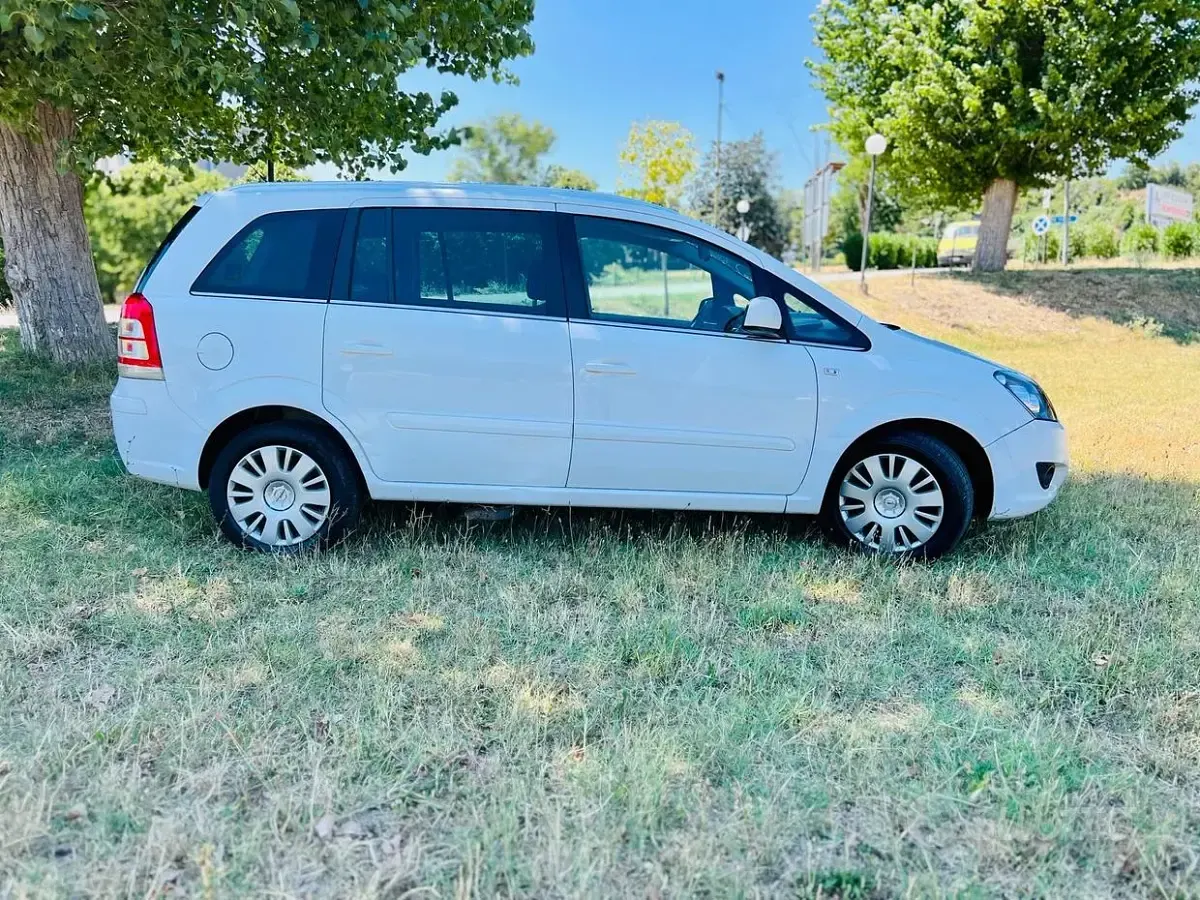 Usata Opel Zafira 150 CV (110 kW) 2013 Bianco Monovolume
