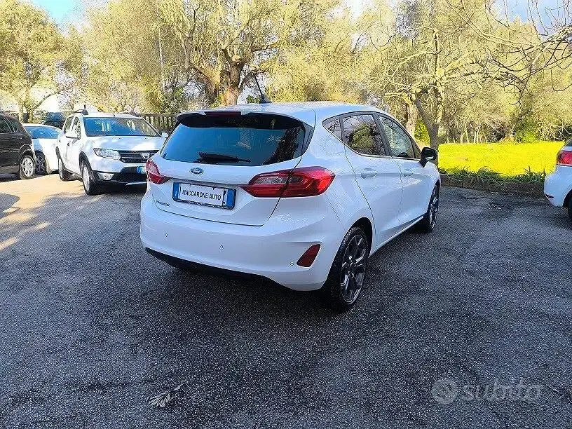 Usata Ford Fiesta Titanium 86 CV (63 kW) 2020 Bianco Utilitaria