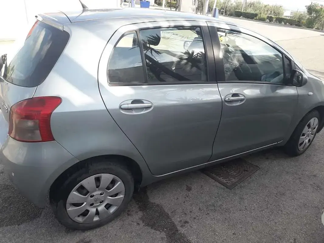 Usata Toyota Yaris 65 CV (47 kW) 2007 Grigio Utilitaria