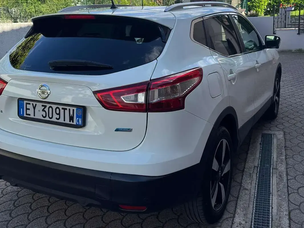 Usata Nissan Qashqai Acenta Premium 110 CV (80 kW) 2015 Bianco SUV