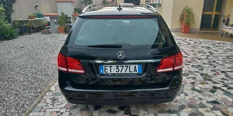 Usata Mercedes E200 Elegance 136 CV (100 kW) 2013 Nero Station wagon