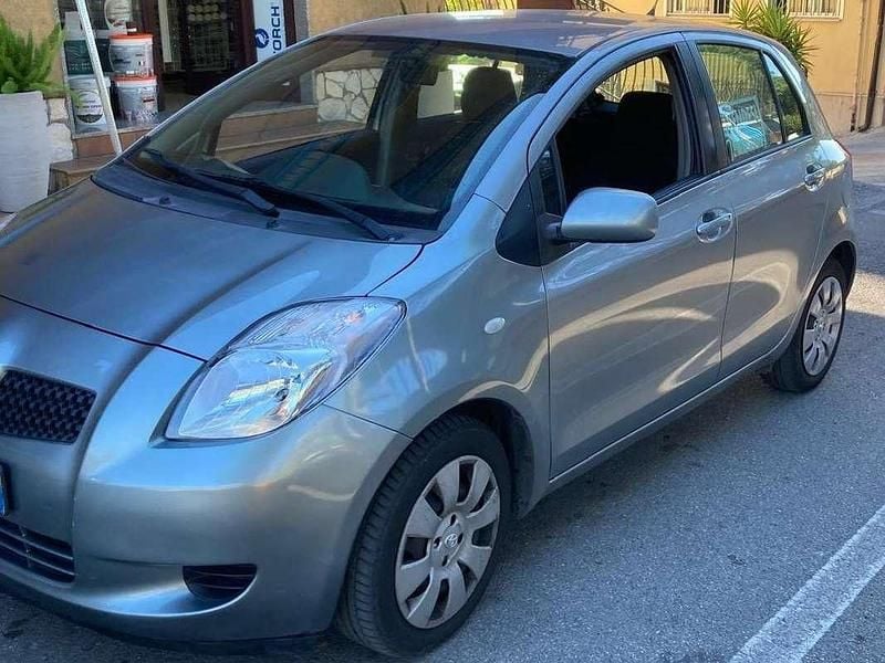 Usata Toyota Yaris Sol 87 CV (63 kW) 2006 Grigio Berlina