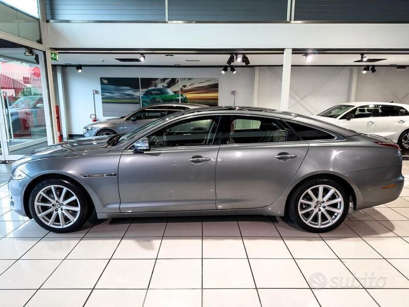 Usata Jaguar XJ Premium Luxury 275 CV (202 kW) 2011 Grigio Berlina