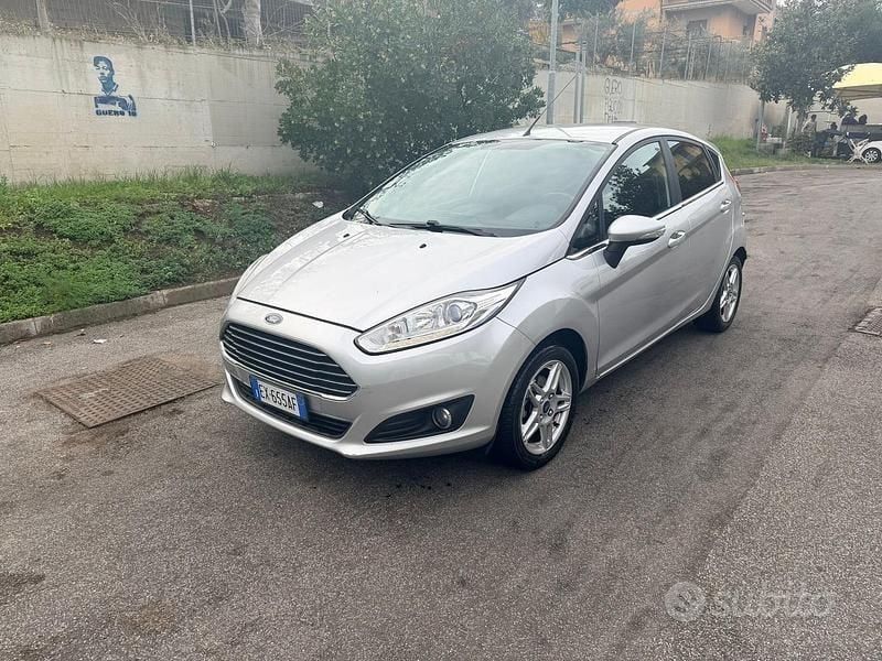 Grigio Usata 2014 Ford Fiesta Due volumi | 5750 € (Buon prezzo) - Immagine 1/4
